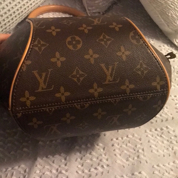 Louis Vuitton bowling ball handbag. - Picture 5 of 7